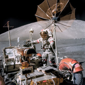 Lunar Roiving Vehicle nas Księżycu w ramach misji Apollo 17. Widoczny astronauta  Eugene Cerrnan. Źródło: NASA