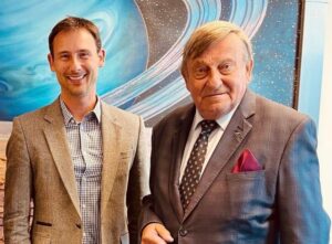 Symboliczne spotkanie przyszłego astronauty Sławosza Uznańskiego-Wiśniewskiego  i byłego kosmonauty Mirosława Hermaszewskiego - Żródło: POLSA