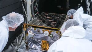 Inżynierowie ICVVEYE podczas procesu pasowania satelity SAR. Źródło: ICEYE